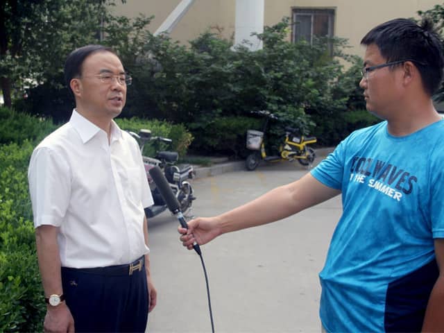 山東天意機(jī)械董事長劉洪彬作為基層共產(chǎn)黨員，今天接受了當(dāng)?shù)赜浾叩牟稍L