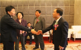 國家發(fā)展改革委資源節(jié)約與環(huán)境保護(hù)司牛波處長（和劉總握手）、全國墻材革新工作委員會會長滕軍力（女士）