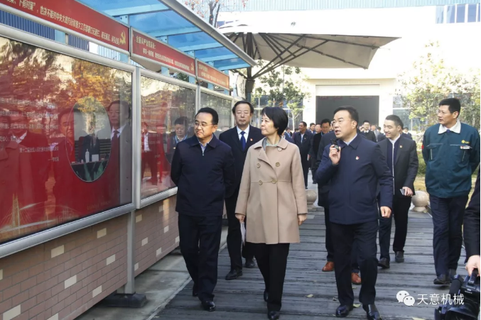 濟(jì)寧市委常委、組織部部長孔凡萍帶領(lǐng)全市“兩新”組織黨建工作現(xiàn)場觀摩團(tuán)蒞臨天意機(jī)械調(diào)研指導(dǎo)